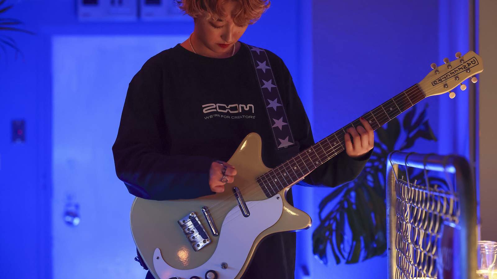 Young man wearing the Zoom Long t-shirt